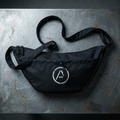 Acenne Everyday crossbody-laukku teräspöydällä