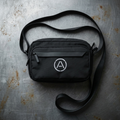 Acenne Urban crossbody-laukku teräspöydällä